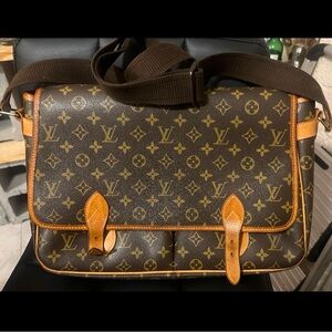 Louis Vuitton Gibeciere GM shoulder bag monogram.